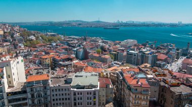 Galata Kulesi 'nden Golden Horn ve Boğaz' a, kırmızı çatıları olan şehir silueti. Altın Boynuz 'un zıt kıyılarında Beyoğlu bölgesi ve Sultanahmet, İstanbul, Türkiye. Güneşli bir günde feribot trafiği