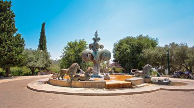 1989 yılında Gernot Rumpf dikilmiş Alman heykeltıraş tarafından Yemin Moshe bir parkta bulunan aslan Çeşmesi timelapse hyperlapse. Jerusalem, İsrail
