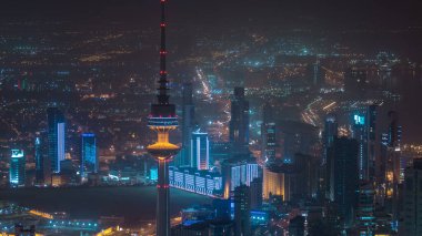 Kuveyt 'teki Kurtuluş Kulesi' nin zaman çizelgesinin en üst görüntüsü gece yol ve şehir silüetiyle aydınlandı. Kuveyt, Orta Doğu