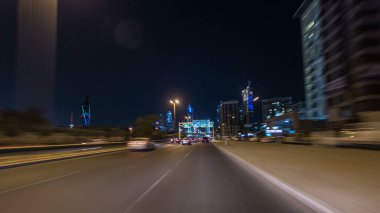 Kuveyt 'te şehir otobanındaki trafiğin içinden geç. Zaman ayarlı hiperhızlandırılmış saçmalıklar. Kuveyt, Orta Doğu