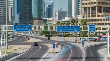 Şehir merkezinde gökdelenlerin zaman çizelgesi olan Kuveyt Şehri silueti. Köprüden, trafiğin olduğu yere bak. Kuveyt Şehri, Orta Doğu.