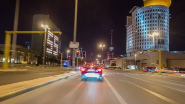Kuveyt 'te üstü açık arabalarla şehir otobanındaki trafiğe doğru sürün. Kuveyt, Orta Doğu