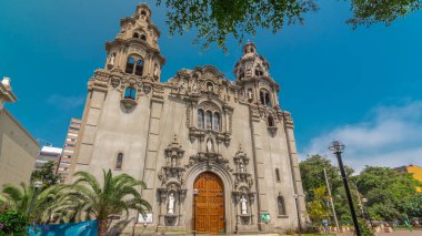 Lima 'daki Parroquia Virgen Milagrosa Kilisesi. Kennedy Park zamanına yakın, Peru. Mavi gökyüzünde bulutlar