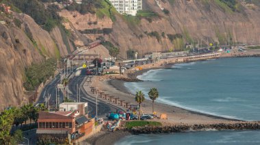 Lima Havayolları 'nın Miraflores semtinde Circuito de Playas yolunda trafik var. Şehir silüeti ve arka planda plajlar