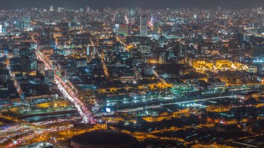 San Cristobal Hill 'den Lima' nın gökyüzü gece zaman çizelgesi görüntüsü. Köprüler ve Rimac nehri trafiği. Kenar mahalle manzarası ve Güney Amerika 'da gökdelenleri olan tarihi binalar. Peru