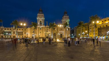 Plaza de Armas 'daki çeşme, Plaza Mayor olarak da bilinen geçiş zamanı, Lima' nın tarihi merkezinin merkezinde yer almaktadır. Arka planda aydınlatılmış katedral