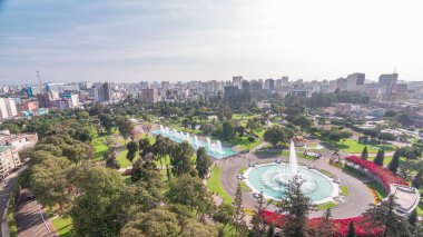 Havadan Park of the Reserve 'e. Sihirli su devresi ile. En büyük çeşme kompleksi zaman dilimi. Yeşil çimenler ve ağaçlar. Arkaplanda şehir silüeti