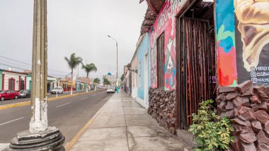 Gamarra caddesinden Santa Rosa parkına ve oradan da rıhtıma hızlı bir yürüyüş. Monumental Callao, Lima hiperlapse yakınlarındaki yeni moda alanlarından biri. Renkli evleri ve restoranları olan bir sokak. Lima Peru.