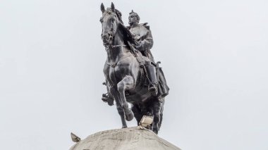 Peru, Lima 'daki San Martin plazasında Jose de San Martin anıtı. Arka planda bulutlu bir gökyüzü