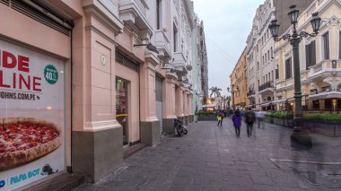 San Pedro Bazilikası 'ndan Armas Meydanı' na hızlı bir yürüyüş. Lima Tarihi Merkezi 'nde evleri ve restoranları olan sokaklar