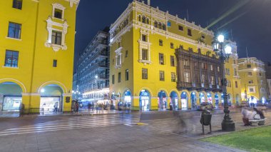 Merkez Postane Binası 'ndan Armas Meydanı' na yürüme mesafesinde. Ana meydandaki tarihi binalar ve caddedeki trafik. Lima, Peru