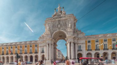 Rua Augusta Kemeri (Arco da Rua Augusta) Praca do Comercio 'da zaman aşımına uğradı. Lizbon 'da (Lisboa), Portekiz ve Avrupa' da süsleri ve tarihi turistik manzarası olan tarihi taş anıt.