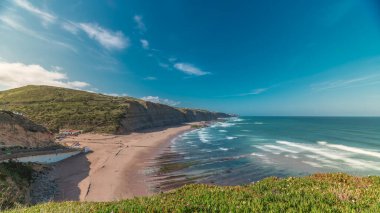 Panorama, Atlantik Okyanusu 'ndaki Magoito Sahili' ni gösteriyor. Havadan kumlu, Sintra Sahili, Lizbon Bölgesi, Portekiz. Sintra-Cascais Doğal Parkı 'nın doğal ilgi alanları.