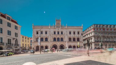 Lizbon 'daki Rossio İstasyonu zaman aşımına uğradı. Zebra geçişi ve sokak trafiği ile ön manzara. Don Pedro IV Meydanı 'ndaki 19. yüzyıl demiryolu binası. Portekiz.