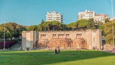 Lizbon Alameda Park 'taki Fonte Luminosa çeşmesinde zaman aşımı. Şehrin doğu bölgesindeki su kaynaklarını kutlayan ikonik simge. Konut binaları görünüyor. Portekiz