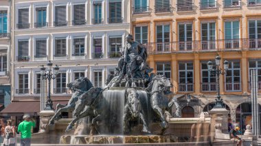 Belediye Binası yakınlarındaki Place des Terreaux 'da bulunan Lyon' un sembolü Bartholdi Çeşmesi 'nin hiperlapası. Akan suyla çevrili binicilik heykeli, tarihi mimari zaman çizelgesiyle çevrili. Fransa