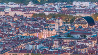 Hotel de Ville de Lyon 'un havadan zamana geçiş zamanı, Fransa' nın tarihi Lyon belediye binası. Kırmızı çatıları olan tarihi bir merkez. Bir barok ve klasik mimari harikası.