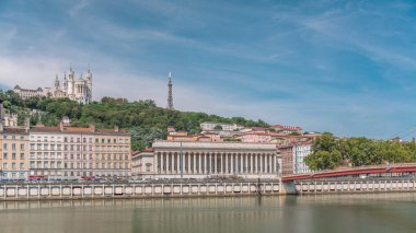 Lyon Temyiz Mahkemesi 'nin zaman atlaması, Lyon' un 5. bölgesindeki Place Duquaire 'de bir neo-klasik adliye sarayı. Saone rıhtımının ve kırmızı asma köprünün manzarası. Fransa.