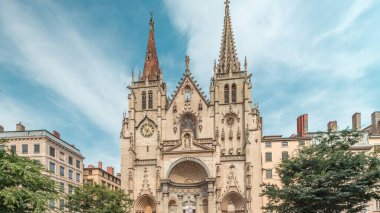 Fransa 'nın Lyon kentindeki Presqu' ile bölgesindeki Saint-Nizier Kilisesi 'nin hiperlapası. Kutsal Havariler Kilisesi olarak bilinen süslü detaylarla dolu tarihi bir Gotik kilisesi zaman çizelgesini sergiliyor.