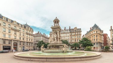 Fransa 'nın başkenti Lyon' da bulunan Place des Jacobins 'in hiperlapesi, tarihi binalarla çevrili Fontaine des Jacobins' e ev sahipliği yapmaktadır. Bulutlu bir gökyüzü altında hareketli şehir meydanı
