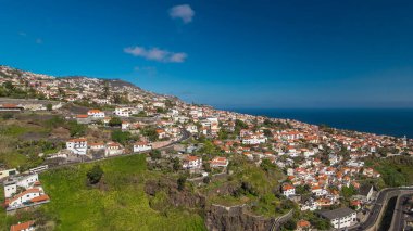 Madeira 'daki teleferikli araçtan dağın tepesindeki hava görüntüsü. Ada manzarası. Funchal, Portekiz.