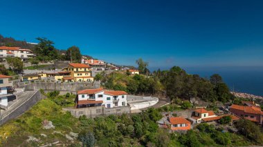 Madeira 'daki teleferikli araçtan dağın tepesindeki hava görüntüsü. Modern peyzaj. Funchal, Portekiz.