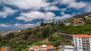 Madeira 'daki teleferiğin çatılarından Madeira' nın hiperhızlandırılmış görüntüsü. Modern peyzaj. Funchal, Portekiz