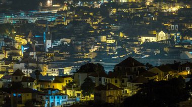 Portekiz 'in Madeira Adası' ndaki Funchal 'ın gece görüntüsü. Merkezi meydanda ve şehir sokaklarında aydınlatılmış binalar
