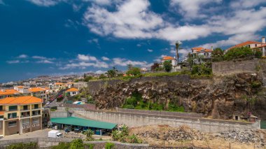 Madeira 'daki teleferikli araçtan dağın tepesindeki hava görüntüsü. Kasaba manzarası. Funchal, Portekiz.