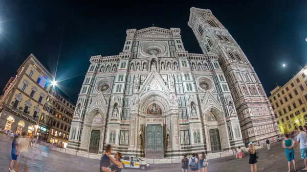 İtalya 'daki Floransa katedral kilisesi (Duomo) olan Santa Maria del Fiore Bazilikası' nın ön panoramik manzarası. Akşam aydınlatması. Çan kulesi ve kubbe