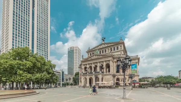 Frankfurt 'taki Alte Oper (Eski Opera) evinde, Opernplatz' da bir konser salonu. Meydanda, tarihi dönüm noktalarını vurgulayan insanların dolaştığı merkezi bir çeşme bulunuyor.