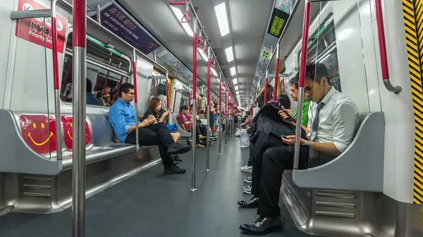 Metro treninin iç zaman çizelgesi, istasyona fayton yolculuğu, tren camlarında yanıp sönen açık hava ışıkları. Oturan ve çıkmaya hazırlanan yolcular. Trenin içinde perspektif.
