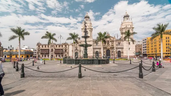 Plaza de Armas 'daki çeşme, Plaza Mayor olarak da bilinen hiperlapse, Lima' nın tarihi merkezinin merkezinde yer almaktadır. Arkaplanda katedral