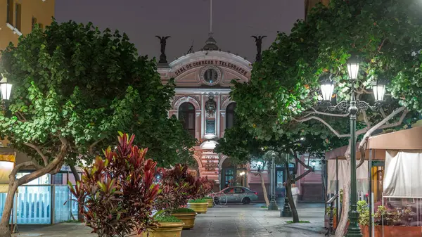 Merkez Postane Binayı aydınlatmış günden geceye geçiş süresini 1897 'de açmış. Geçidi Nicolas de Ribera olan tarihi bina ve cadde trafiği. Lima, Peru