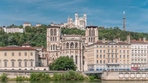 Aziz John Vaftizci Katedrali 'nin hiperlapesi ve Lyon' daki Notre-Dame de Fourviere Bazilikası. Rıhtım ve binalar zaman çizgisine yansıdı. Bulutlu mavi gökyüzü. Fransa