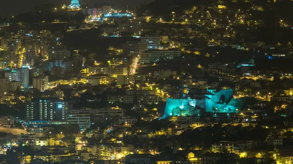 Portekiz 'in Madeira Adası' ndaki Funchal 'ın gece görüntüsü. Aydınlanmış binalar ve şehir sokakları. En üstteki kilise.