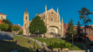 San Jeronimo el Real (St. Jerome the Royal) zaman atlaması. Roma Katolik Kilisesi, 16. yüzyılın başlarında Madrid 'in merkezinde (İspanya) Prado Müzesi' nin yanında yer alır..
