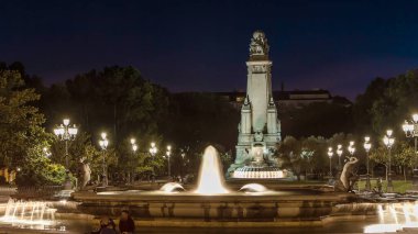 İspanya Meydanı 'nda (Plaza de Espana) Cervantes anıtı, İspanya' da yaz mevsiminde Madrid 'de bulunan bir çeşme. Madrid Avrupa 'nın popüler turizm beldesi.