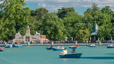 Alfonso XII timelapse içinde Parque del Buen Retiro - Madrid, İspanya hoş geri çekilme Park anıt yakınındaki gölde tekne turist