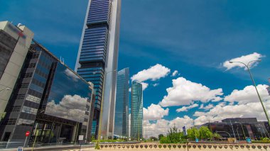 Madrid ve İspanya 'nın en yüksek gökdelenlerinin bulunduğu Dört Kuleler İş Alanında gökdelenler zaman atlaması yaşıyor. Kavşakta trafik olan ofis bölgesi