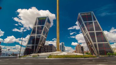 İspanya 'nın Madrid kentinde İspanya' nın Bankia kentinde bulunan mavi bulutlu gökyüzü Plaza de Castilla 'dan KIO kuleleri veya Avrupa Ağ Geçidi zaman atlaması.