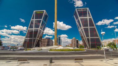 İspanya 'nın Madrid kentinde bulunan İspanya' nın Bankia kentinde bulunan mavi bulutlu gökyüzü Plaza de Castilla 'dan KIO kuleleri veya Avrupa Geçidi zaman çizelgesi.