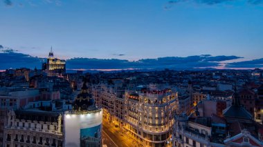 Gran Via 'nın panoramik hava manzarası günden geceye geçiş, Madrid' in ana alışveriş caddesi Skyline Eski Şehir Şehri, Metropolis Binası ışıkları yanıyor, İspanya 'nın başkenti, Avrupa.