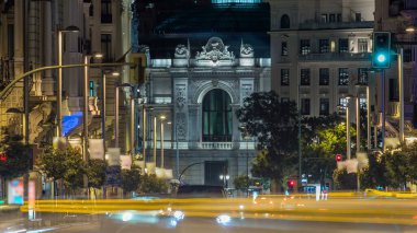 Gran caddesinde trafik ışıkları, Madrid 'deki ana alışveriş caddesinde gece vakti. İspanya, Avrupa.