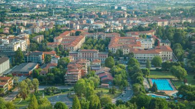 Kuzey İtalya 'nın güzel ortaçağ kasabası Ortaçağ Yukarı Bergamo zaman dilimi manzarası. Yüzme havuzlu evlerin üst manzarası. Yazın mavi bulutlu gökyüzü