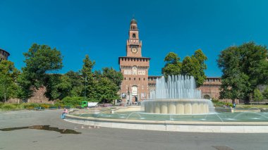 Sforza Kalesi - Castello Sforzesco'ya ve çeşmenin önündeki ana girişe timelapse hyperlapse, Milan, İtalya. Yaz günü mavi gökyüzü. Etrafta dolaşan insanlar