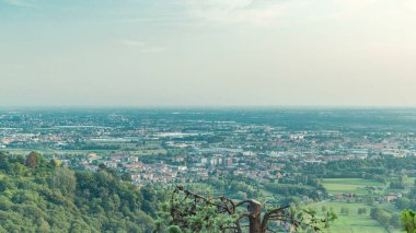 Kuzey İtalya 'nın güzel ortaçağ kasabası Ortaçağ Yukarı Bergamo zaman dilimi manzarası. Ağaçlı panoramik üst manzara. Yazın mavi bulutlu gökyüzü