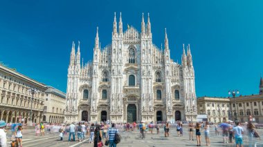 Duomo Katedrali. Meydanda yürüyen insanlarla ön manzara. Gotik katedralin tamamlanması yaklaşık altı yüzyıl sürdü. Dünyanın en büyük beşinci katedrali ve İtalya 'nın en büyük katedralidir.