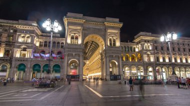 Gece görüş-in ışıklı Vittorio Emanuele II Galerisi timelapse hyperlapse Milan, İtalya. İnsanlar Meydanı Piazza Duomo girişine yakın.