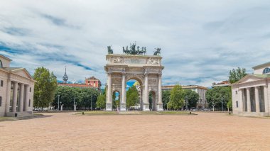 Piazza Sempione 'deki Arco della Pace (Simplon Meydanı' ndaki Barış Kemeri) hiperhız. Yaz günü mavi bulutlu bir gökyüzü. 1807 ve 1838 yılları arasında inşa edilmiş 25 metre yüksekliğinde ve 24 metre genişliğinde neoklasik bir zafer kemeridir..